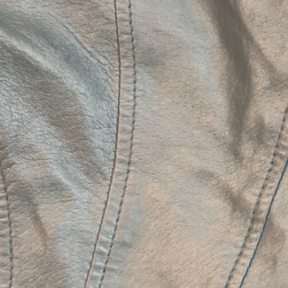 Gorgeous Leather Jacket. - Picture 3 of 5